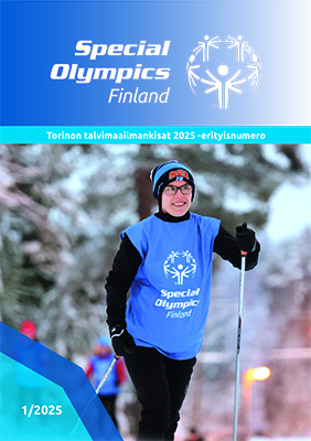 Lehden 1/2025 kansikuva: Hiihtäjä (Anni Aalto) Special Olympics -kisaliivissä hiihtämässä hymyillen hämärällä ladulla. Teksti: Torinon talvimaailmankisat 2025 -erikoisnumero!
